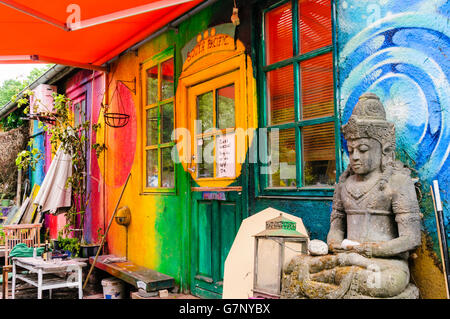 Casa colorati con decorazioni e ornamenti da giardino a Freetown Christiania, Copenaghen Foto Stock