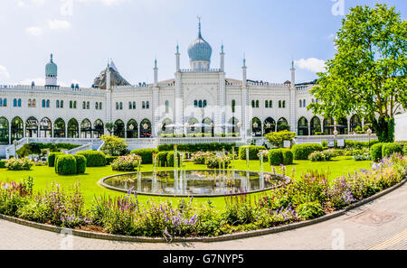 Palazzo moresco, il Nimb Hotel e ristorante, giardino di Tivoli parco di divertimento e piacere giardino di Copenhagen, Danimarca. Foto Stock