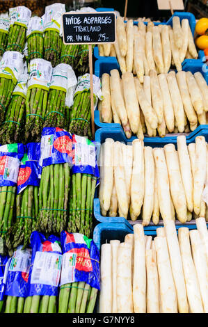 Verde e bianco di punte di asparagi per la vendita in danese un mercato alimentare cibo negozio di stallo. Foto Stock