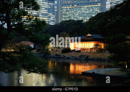 I giardini di Hama Rikyu a Tokyo dove il Duca di Cambridge ha partecipato alla cerimonia del tè in una casa restaurata del tè all'inizio della sua visita di tre giorni in Giappone. Foto Stock