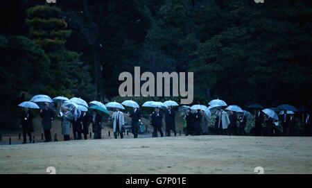 Il Duca di Cambridge cammina attraverso i giardini di Hama Rikyu a Tokyo con il governatore di Tokyo Yoichi Masuzoe dopo aver lasciato una cerimonia del tè in una restaurata Tea House all'inizio della sua visita di tre giorni in Giappone. Foto Stock