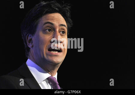 Il leader del lavoro ed Miliband si rivolge alla conferenza del gruppo EEF dell'organizzazione dei produttori, al Queen Elizabeth II Conference Center di Londra. Foto Stock