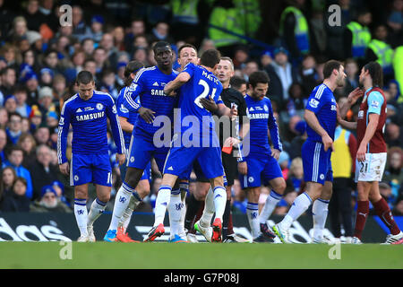 Nemanja Matic di Chelsea (21) è tenuto indietro da Kurt Zouma (seconda a sinistra) e dal capitano John Terry (terza a sinistra) come sostiene con l'arbitro Martin Atkinson (quarta a destra) Foto Stock