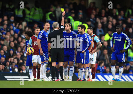 Branislav Ivanovic di Chelsea (al centro) è mostrato un cartellino giallo da Arbitro Martin Atkinson (quarta a sinistra) Foto Stock