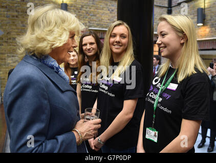 La Duchessa di Cornovaglia incontra lo studente veterinario Jade Johnson (a destra) durante una visita al Beaumont Sainsbury Animal Hospital, presso il Royal Veterinary College di Camden, a nord di Londra, dove ha incontrato personale, studenti e pazienti. Foto Stock