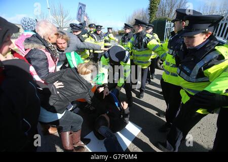 I manifestanti contro l'acqua si scontrano con Gardai come Taoiseach Enda Kenny e il Ministro dell'occupazione Richard Bruton arrivano oggi a Bristol-Myers Squibb a Dublino per un annuncio di investimento. Foto Stock