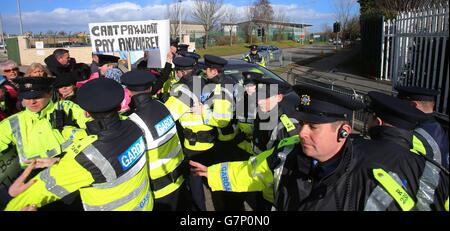 I manifestanti contro l'acqua si scontrano con Gardai come Taoiseach Enda Kenny e il Ministro dell'occupazione Richard Bruton arrivano oggi a Bristol-Myers Squibb a Dublino per un annuncio di investimento. Foto Stock