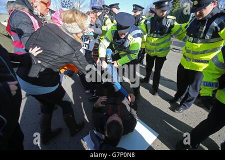 I manifestanti contro l'acqua si scontrano con Gardai come Taoiseach Enda Kenny e il Ministro dell'occupazione Richard Bruton arrivano oggi a Bristol-Myers Squibb a Dublino per un annuncio di investimento. Foto Stock