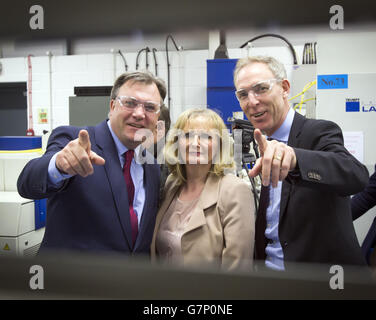 Il cancelliere ombra ed Balls, il leader laburista scozzese Jim Murphy (destra) e l'onorevole Margaret Curran durante una visita a Walker Precision Engineering a Glasgow, mentre il signor Balls avverte che la vittoria dei conservatori alle elezioni generali "ci riporta ai livelli di spesa pubblica degli anni '30". Foto Stock