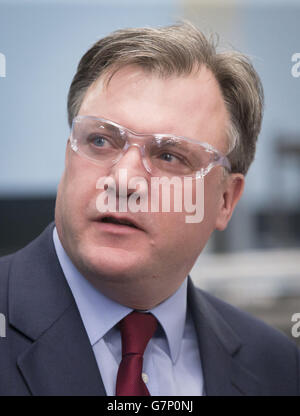 Il cancelliere ombra ed Balls durante una visita a Walker Precision Engineering a Glasgow, come avverte l'onorevole Balls una vittoria conservatrice alle elezioni generali 'ci riporta ai livelli di spesa pubblica degli anni '30'. Foto Stock