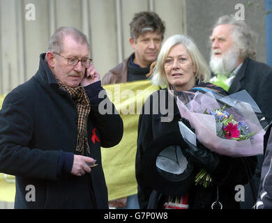 Attori Vanessa Redgrave e fratello Corin con i tifosi, con un banner 'Welcome Back'. I quattro britannici che sono arrivati a casa dopo essere stati detenuti per tre anni sono rimasti in custodia come un avvocato dei diritti umani ha espresso rabbia per la loro continua incarcerazione. Foto Stock