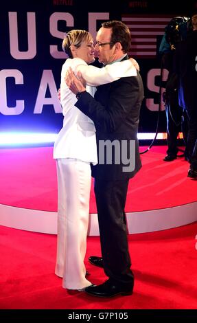 Robin Wright (a sinistra) e Kevin Spacey partecipano alla prima mondiale di House of Cards - Stagione 3 all'Empire Cinema, Leicester Square, Londra. Foto Stock