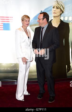 Robin Wright (a sinistra) e Kevin Spacey partecipano alla prima mondiale di House of Cards - Stagione 3 all'Empire Cinema, Leicester Square, Londra. Foto Stock