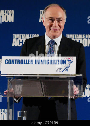 Michael Howard parla di immigrazione. Il leader del Partito conservatore Michael Howard. Foto Stock