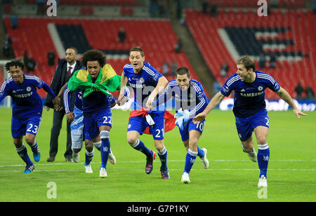 Juan Cuadrado di Chelsea (a sinistra), Willian (seconda a sinistra), Nemanja Matic (al centro), Eden Hazard (seconda a destra) e Branislav Ivanovic (a destra) si tuffano in campo celebrando la loro vittoria Foto Stock