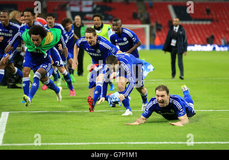 Juan Cuadrado di Chelsea (a sinistra), Willian (seconda a sinistra), Nemanja Matic (al centro), Eden Hazard (seconda a destra) e Branislav Ivanovic (a destra) si tuffano in campo celebrando la loro vittoria Foto Stock