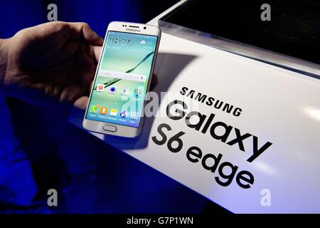 Samsung svelerà il suo nuovo smartphone Galaxy S6 Edge agli YouTube Studios, nel centro di Londra. Foto Stock