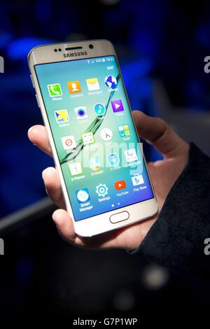 Samsung svelerà il suo nuovo smartphone Galaxy S6 Edge agli YouTube Studios, nel centro di Londra. Foto Stock