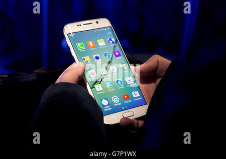 Samsung svelerà il suo nuovo smartphone Galaxy S6 Edge agli YouTube Studios, nel centro di Londra. Foto Stock