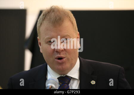 Adam Lawrence, Chief Executive della Royal Mint, si rivolge ai media mentre la Royal Mint svela un nuovo ritratto della Regina Elisabetta II alla National Portrait Gallery di Londra. Foto Stock