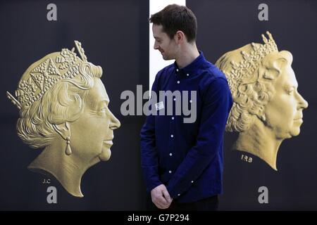 L'incisore della zecca reale Jody Clark osserva il suo nuovo ritratto di conio (a sinistra) della regina Elisabetta II alla National Portrait Gallery di Londra. Foto Stock