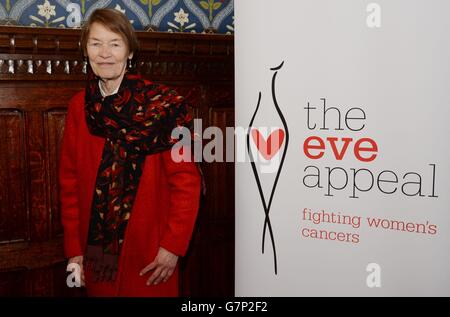 La parlamentare del lavoro Glenda Jackson arriva all'evento ovarico Cancer Awareness, 'Make Time for Tea alla House of Commons di Londra, a cui partecipano celebrità e parlamentari. Foto Stock