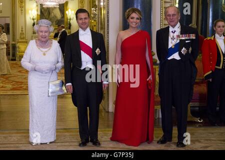 La regina Elisabetta II (a sinistra) e il duca di Edimburgo (a destra) posano per una fotografia con il presidente messicano Enrique pena Nieto (seconda a sinistra) e sua moglie Angelica Rivera (seconda a destra), prima di un banchetto di Stato a Buckingham Palace a Londra. Il presidente messicano Enrique pena Nieto è il primo giorno di impegni nella sua visita di stato in Gran Bretagna. Foto Stock