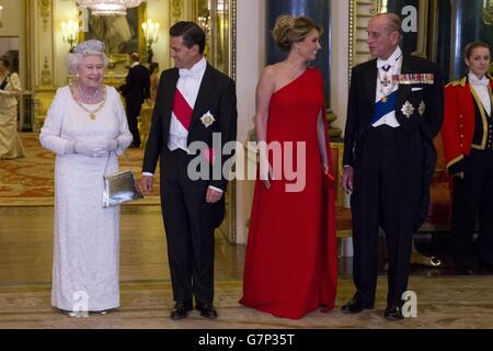 La regina Elisabetta II (a sinistra) e il duca di Edimburgo (a destra) posano per una fotografia con il presidente messicano Enrique pena Nieto (seconda a sinistra) e sua moglie Angelica Rivera (seconda a destra), prima di un banchetto di Stato a Buckingham Palace a Londra. Il presidente messicano Enrique pena Nieto è il primo giorno di impegni nella sua visita di stato in Gran Bretagna. Foto Stock