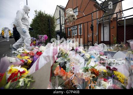 Gli agenti di polizia in abbigliamento forense entrano nella casa di Rebecca Watts a Crown Hill, Bristol. Foto Stock