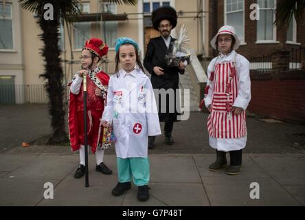 I bambini ebrei ortodossi celebrano il festival di Purim a Stamford Hill nel nord di Londra. Foto Stock