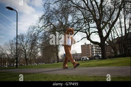 I bambini ebrei ortodossi celebrano il festival di Purim a Stamford Hill nel nord di Londra. Foto Stock