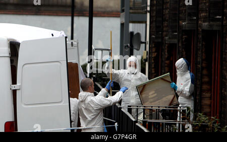 Ufficiali di polizia in abbigliamento forense in una casa in Cotton Mill Lane, Bristol, come Nathan Matthews, 28, il fratellastro di 16 anni Becky Watts è apparso alla corte di Bristol Magistrates, accusato del suo assassinio. Foto Stock