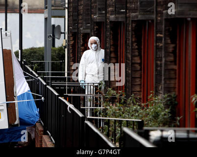 Un ufficiale di polizia in abbigliamento forense in una casa a Cotton Mill Lane, Bristol, come Nathan Matthews, 28, il fratellastro di 16 anni Becky Watts è apparso alla corte di Bristol Magistrates, accusato del suo omicidio. Foto Stock