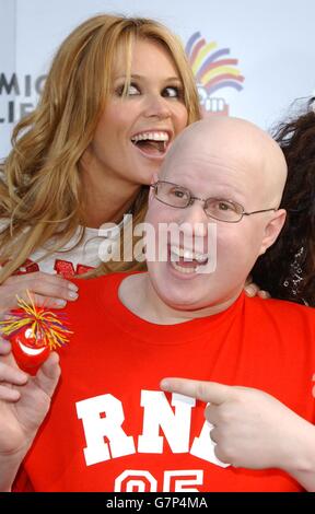 Lancio del fumetto Red Nose Day 2005 - Covent Garden. Supermodel Elle MacPherson e la stella britannica Matt Lucas. Foto Stock