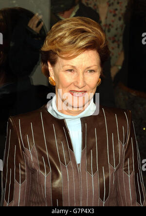 La regina Sonja di Norvegia si trova di fronte ad una mostra del vestito coronatio indossato dalla regina Maud di Norvegia nel 1906. Foto Stock