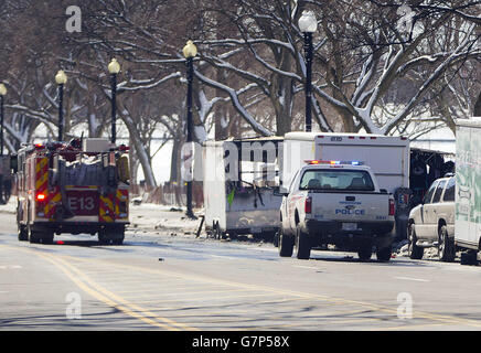 La polizia e i vigili del fuoco sono i veicoli visto lungo la 15th Street NW vicino alla Casa Bianca, vicino a un carrello del fornitore che ha preso fuoco sabato 7 marzo, 2015 a Washington. Il servizio segreto portavoce Brian Leary dice un fornitore carrello preso fuoco intorno alle ore 10.00 al XV e strade G. Egli dice che i vigili del fuoco hanno risposto e conteneva il blaze. Il fuoco ha ritardato la partenza del Presidente Barack Obama e la prima famiglia che viaggiano a Selma, Ala, per aiutare a commemorare il cinquantesimo anniversario della "Bloody Sunday.' (AP Photo/Pablo Martinez Monsivais) Foto Stock