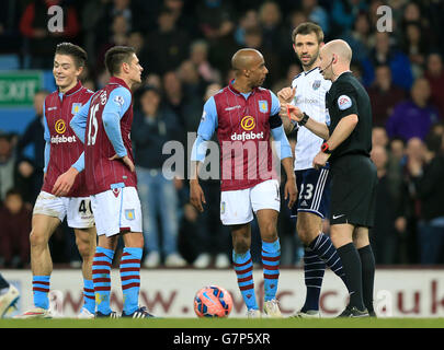 Jack Grealish di Aston Villa (a sinistra) viene mostrato il cartellino rosso dall'arbitro Anthony Taylor (a destra) per un secondo reato prenotabile, dopo essere stato giudicato per aver simulato un fallo Foto Stock