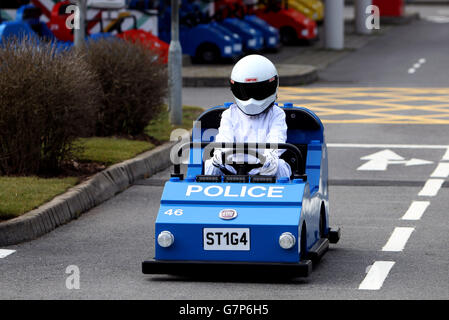 Versioni in scala ridotta del famoso presentatore di Top Gear della TV, The Stig conduce una prova su strada speciale al LEGOLAND&uml; Windsor Resort in Berkshire, questa settimana come il Resort riapre la sua famosa LEGO&uml; City Driving School per la stagione 2015. Foto Stock