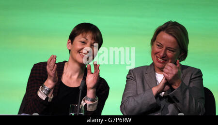 Green MP per Brighton Pavilion, Caroline Lucas e leader, Natalie Bennett alla Green Party Conference di Liverpool. Foto Stock