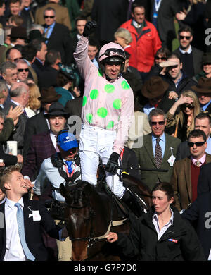 Ruby Walsh celebra la vittoria dell'hurdle dei Novizi Supreme Sky Bet su Douvan, durante il Champion Day, durante il Cheltenham Festival all'ippodromo di Cheltenham. PREMERE ASSOCIAZIONE foto. Data immagine: Martedì 10 marzo 2015. Guarda la storia della PA DI CHELTENHAM. L'immagine di credito dovrebbe essere: Nick Potts / PA filo. Foto Stock