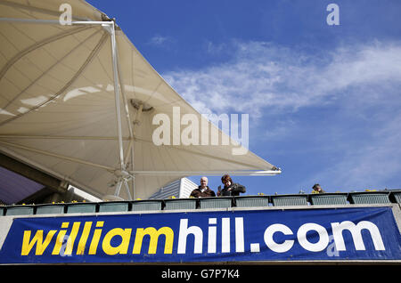 Corse ippiche - William Hill Imperial Cup Day - Ippodromo di Sandown. Segnaletica di William Hill intorno all'ippodromo di Sandown Park. Foto Stock