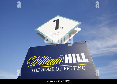 Corse ippiche - William Hill Imperial Cup Day - Ippodromo di Sandown. Segnaletica di William Hill intorno all'ippodromo di Sandown Park. Foto Stock