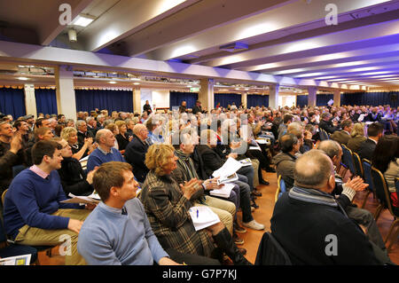 Horse Racing - William Hill Imperial Cup giorno - Sandown Racecourse Foto Stock