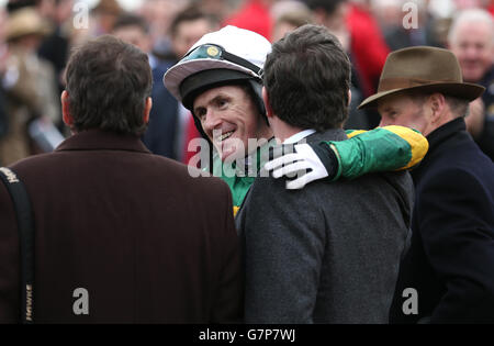 Corse di cavalli - Festival di Cheltenham 2015 - giorno di San Patrizio - Ippodromo di Cheltenham. Tony McCoy festeggia la vittoria della Ryanair Chase su Uxizandre, il giorno di San Patrizio Foto Stock