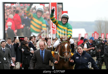 Tony McCoy celebra la vittoria del Ryanair Chase su Uxizandre, il giorno di San Patrizio Foto Stock