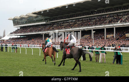 Cole Harden guidato da Gavin Sheehan sulla sua strada per vincere il Ladbrokes World Hardle davanti a Saphir Du Rheu guidato da Sam Twiston-Davies (a destra), il giorno di San Patrizio durante il Cheltenham Festival presso l'ippodromo di Cheltenham. PREMERE ASSOCIAZIONE foto. Data immagine: Giovedì 12 marzo 2015. Guarda la storia della PA DI CHELTENHAM. L'immagine di credito dovrebbe essere: Nick Potts / PA filo. Foto Stock