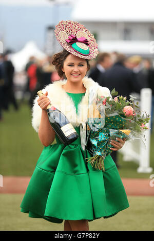 Horse Racing - 2015 Cheltenham Festival - Ladies Day - Cheltenham Racecourse Foto Stock