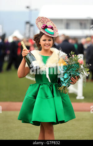 Corse di cavalli - Festival di Cheltenham 2015 - Giornata delle Signore - Ippodromo di Cheltenham. Vincitore del concorso #ColorMeMarch Jennifer Wrynne di Mohill County Leitrim Foto Stock