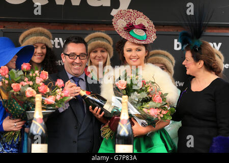 Horse Racing - 2015 Cheltenham Festival - Ladies Day - Cheltenham Racecourse Foto Stock