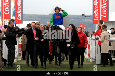 Jamie Codd celebra la vittoria del Fulke Walwyn Kim Muir Challenge Cup handicap Chase sul pacchetto, il giorno di San Patrizio durante il Cheltenham Festival all'ippodromo di Cheltenham. PREMERE ASSOCIAZIONE foto. Data immagine: Giovedì 12 marzo 2015. Guarda la storia della PA DI CHELTENHAM. L'immagine di credito dovrebbe essere: Nick Potts / PA filo. Foto Stock